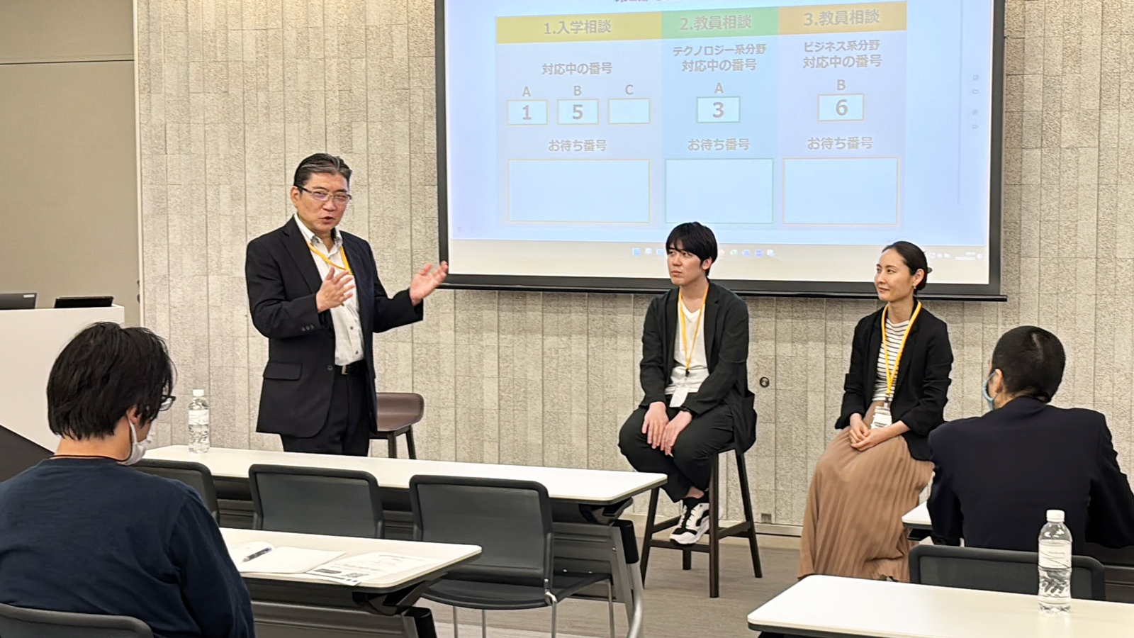 在学生と卒業生に質問できる学生座談会
