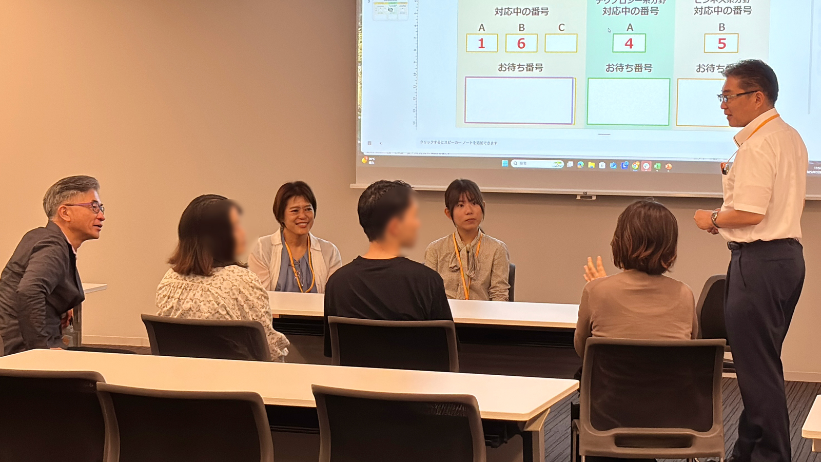 学生と来場者の輪に教職員も加わり和やかな座談会に